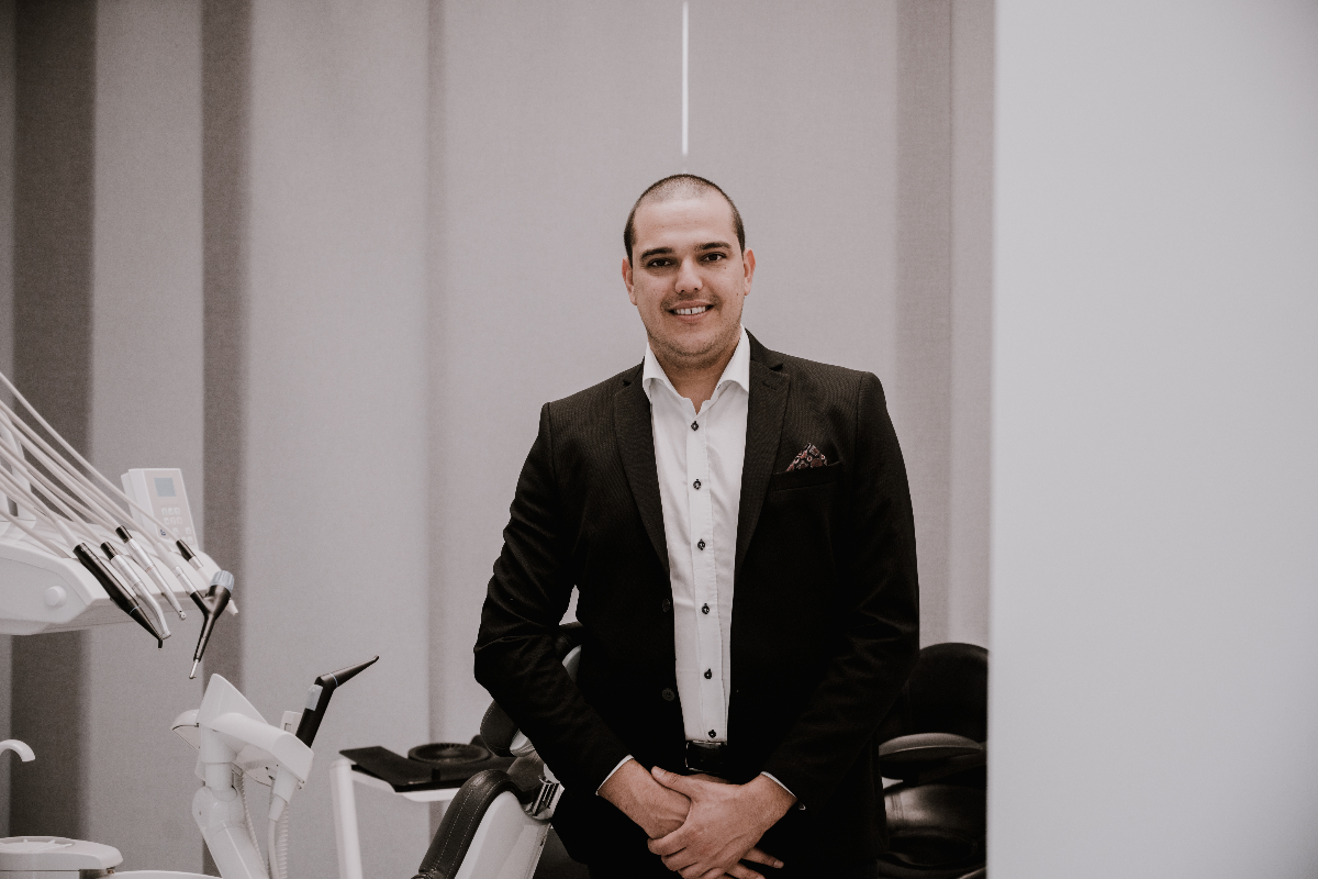 Д-р Софиен Риахи - протетика и естетична стоматология